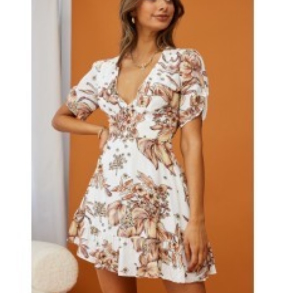 Selfie Leslie puff sleeve floral dress